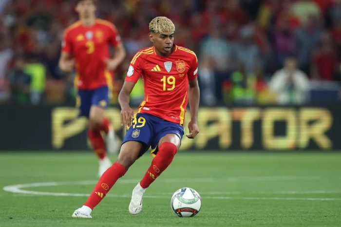  Lamine Yamal kiểm soát bóng trong trận bán kết UEFA Nations League gặp đội tuyển Đức vào tháng 6-2025. Ảnh: Getty Images 
