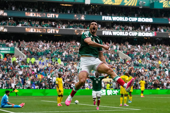 Mexico hạ Nam Phi với tỷ số 2-0. Ảnh: AP