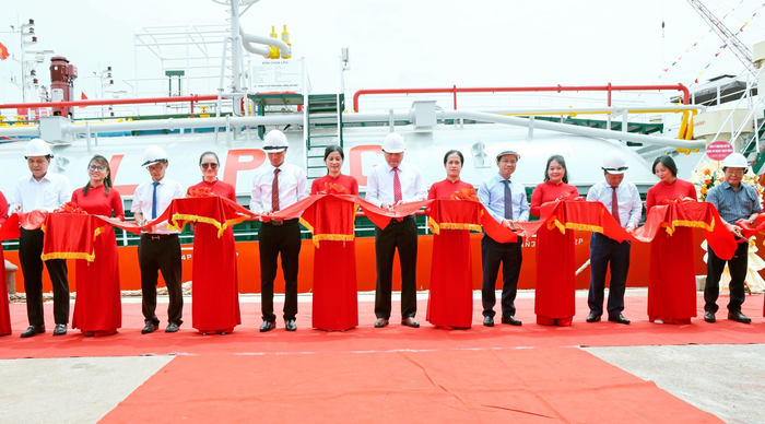 Các đại biểu thực hiện nghi thức cắt băng tại lễ bàn giao. 