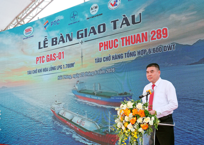  Ông Từ Minh Hùng, Phó bí thư Đảng ủy, Tổng giám đốc Công ty Đóng tàu Bạch Đằng phát biểu tại buổi lễ.