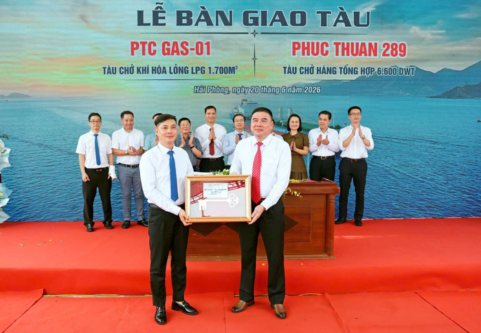 Lãnh đạo Công ty Đóng tàu Bạch Đằng bàn giao tàu cho đại diện chủ tàu.