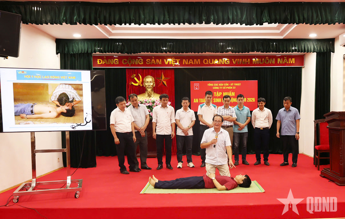 Tiến sĩ, Bác sĩ Nguyễn Việt Đồng, nguyên Giám đốc Trung tâm Sức khỏe nghề nghiệp và môi trường, Hội Y học lao động Việt Nam hướng dẫn một số kỹ năng sơ cấp cứu ban đầu.