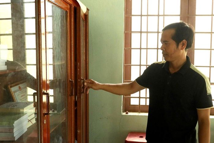 Ông Đinh Văn Loại - Trưởng thôn, Bí thư Chi bộ thôn Ka Năng kiểm tra lại giấy tờ trước khi thực hiện sắp xếp.