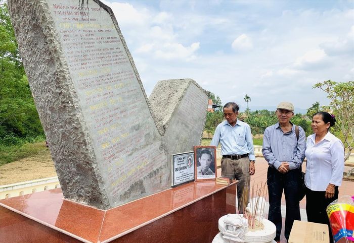 Nhà văn Hồ Duy Lệ và nhà văn Nguyễn Bá Thâm bên Bia tưởng niệm Nhà văn Chu Cẩm Phong và đồng đội.