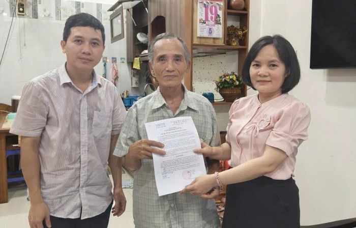 trao trả kết quả giải quyết thủ tục hành chính tại nhà cho gia đình em Trần Thị Phúc Thịnh.