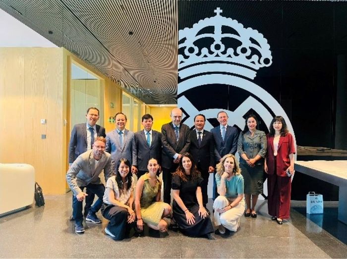 Đoàn công tác tại trụ sở Real Madrid