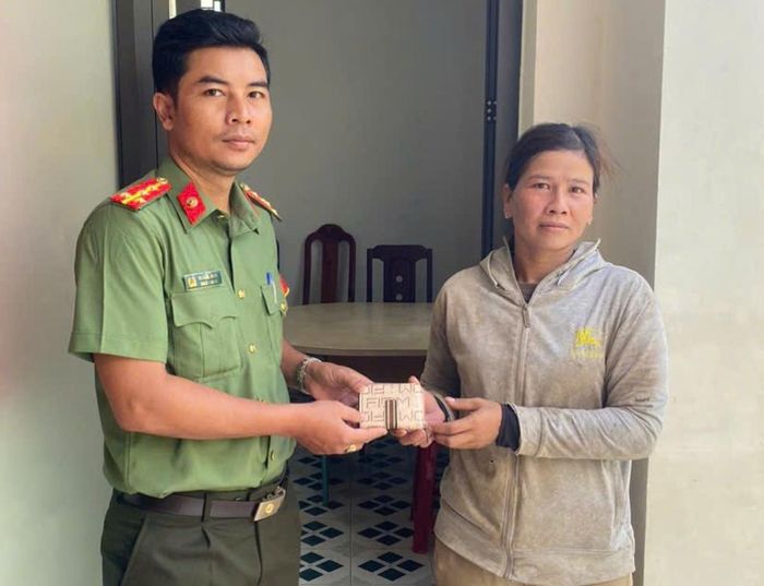 Chị Bnướch Bứt nhận lại tài sản đánh rơi.