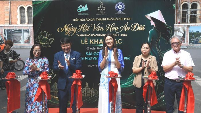 Các đại biểu thực hiện nghi thức khai mạc Ngày hội Văn hóa Áo dài TPHCM lần thứ II.