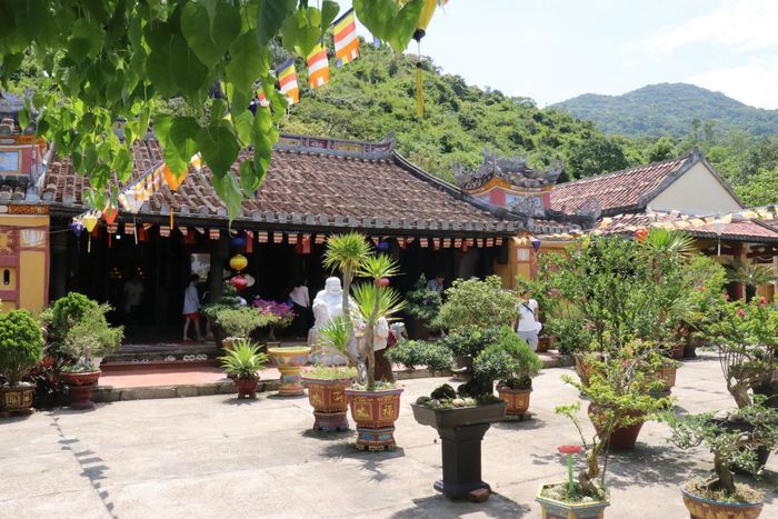 Một ngôi chùa cổ trên đảo thu hút khá đông du khách ghé thăm.