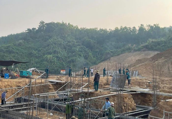 Cán bộ, chiến sĩ Bộ CHQS thành phố hỗ trợ thi công tại một số hạng mục trường liên cấp xã Đắc Pring.