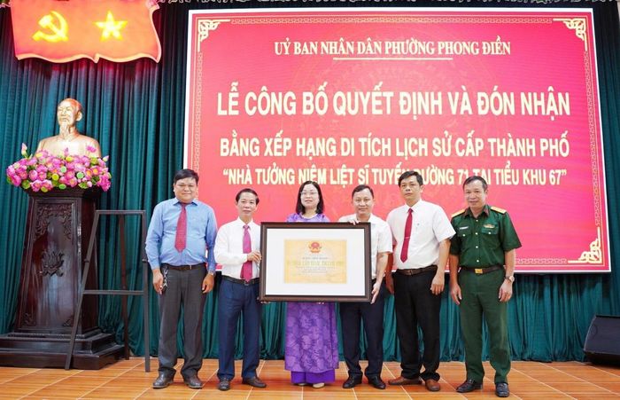Phường Phong Điền đón nhận Bằng xếp hạng Di tích lịch sử cấp thành phố "Nhà tưởng niệm liệt sĩ tuyến đường 71 tại tiểu khu 67".