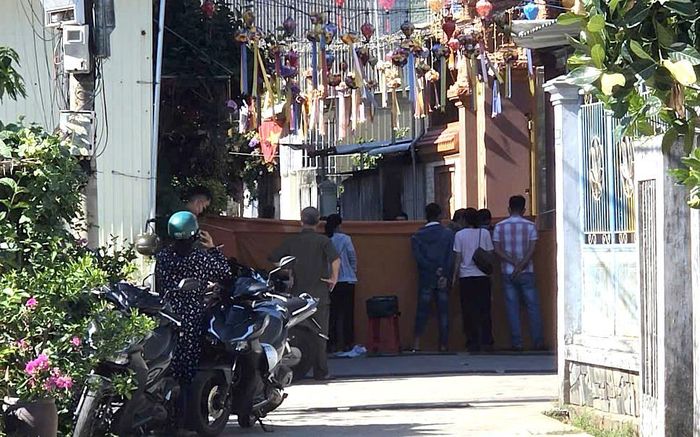 Lực lượng chức năng đang khám nghiệm hiện trường, điều tra vụ việc