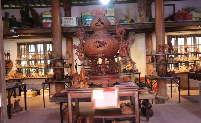 Ông Sướng đặt tác phẩm “Cội nguồn” – một trong những tác phẩm ông xem như kết tinh của cả đời làm nghề ở vị trí trang trọng giữa căn nhà.