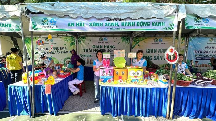 Các gian hàng được tổ chức trưng bày tại ngày hội.