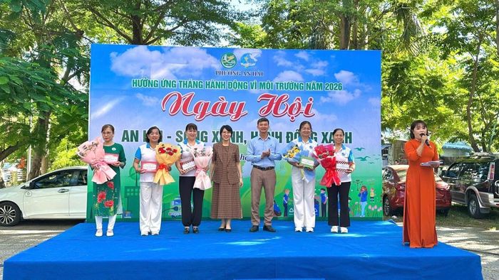 Tặng hoa và quà chúc mừng các đội tham gia thi đấu
