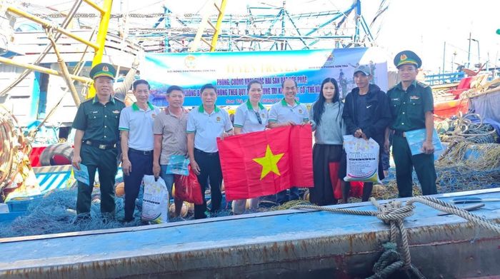 Ban tổ chức trao tặng cờ Tổ quốc và nhiều phần quà thiết thực cho các chủ phương tiện, ngư dân có hoàn cảnh khó khăn.