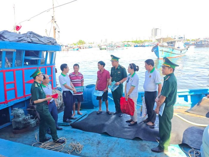 Trực tiếp tuyên truyền, phổ biến những nội dung quan trọng cho các ngư dân