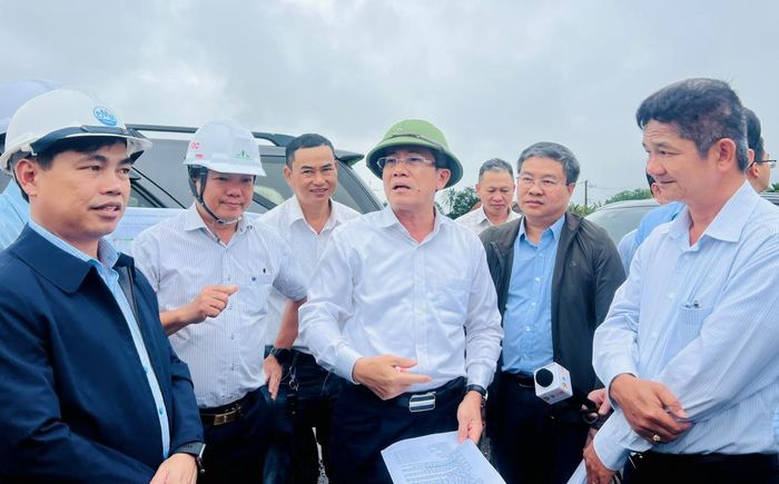 Phó Chủ tịch UBND TP Đà Nẵng Trần Nam Hưng kiểm tra công trình giao thông chậm tiến độ kéo dài.