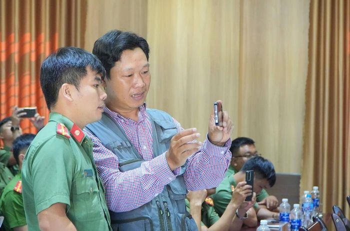 Chuyên gia tập huấn nâng cao kỹ năng chụp ảnh, quay video bằng điện thoại di động cho đội ngũ làm công tác tuyên truyền trong Công an TP Đà Nẵng.