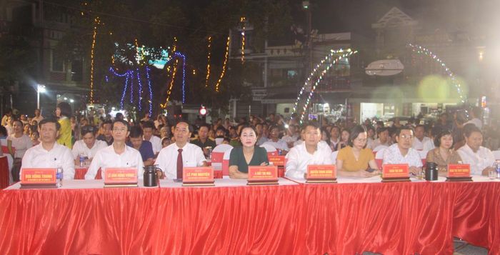 Các đại biểu, nhân dân và du khách dự khai mạc Phiên chợ.