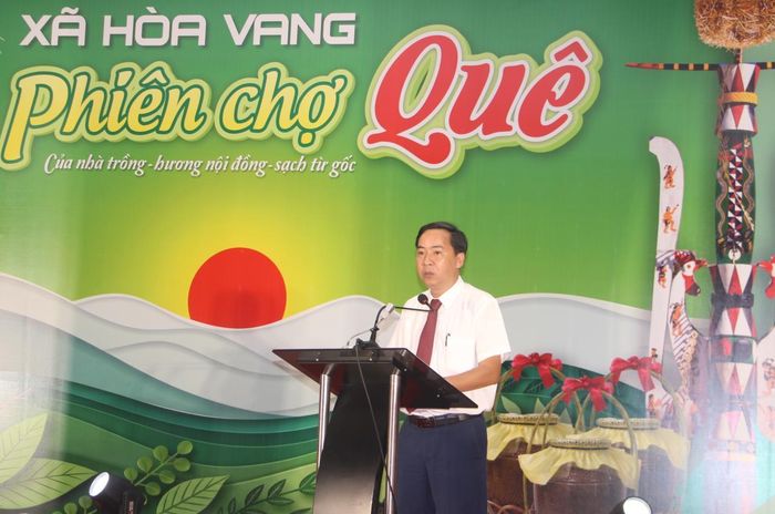 Chủ tịch UBND xã Hòa Vang Lê Phú Nguyện phát biểu khai mạc phiên chợ.
