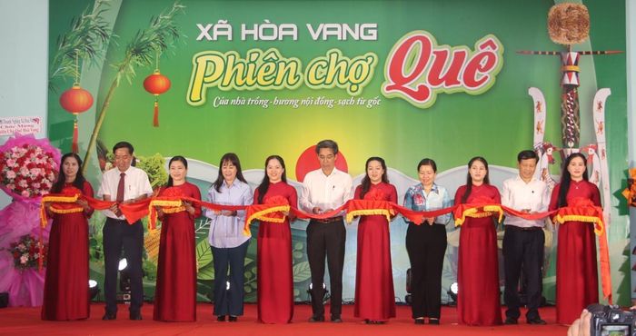 Các địa biểu cắt băng khai mạc phiên chợ.