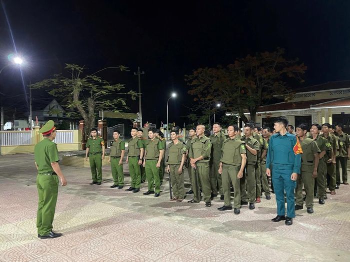 Công an phường Điện Bàn Bắc ra quân trấn áp tội phạm ma túy.