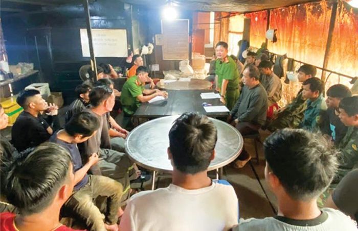 Công an xã Trà Linh tuyên truyền các nội dung liên quan đến công tác ANTT cho công nhân các vườn sâm.