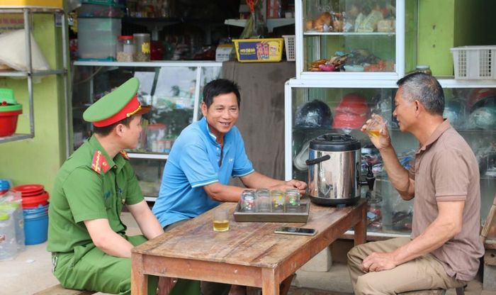 Thăm hỏi, trò chuyện và phổ biến quy định pháp luật là việc làm thường xuyên của Đại úy Nguyễn Kim Nghĩa và Công an xã Tân An.