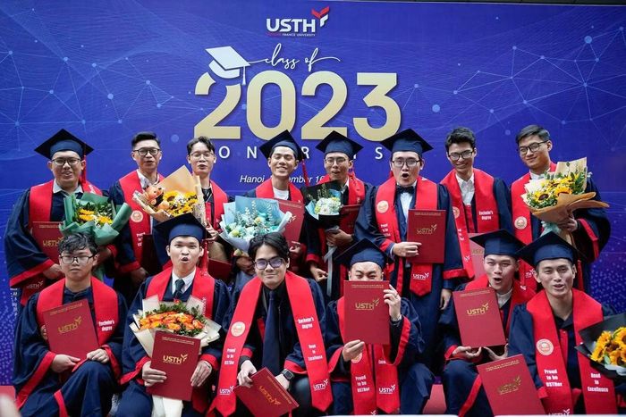 Khoảnh khắc Dũng và các bạn cùng khóa trong Lễ tốt nghiệp năm 2023.