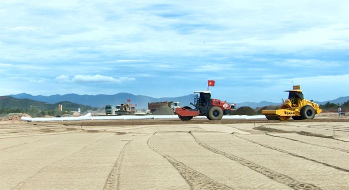  Thảm bê tông đồng loạt, hoàn thiện đường băng mới sân bay Phù Cát 