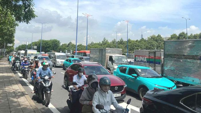  Các phương tiện ùn ứ kéo dài. Ảnh: QUỐC HÙNG 