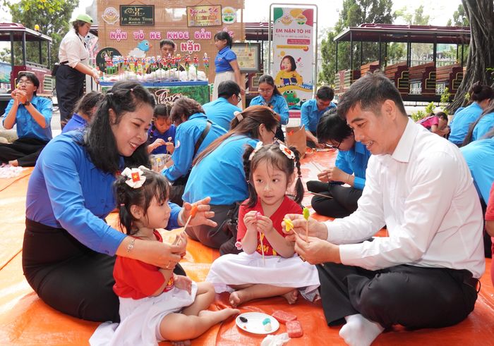  Hoạt động nặn tò he dành cho gia đình trẻ, hội viên, thanh niên thành phố 