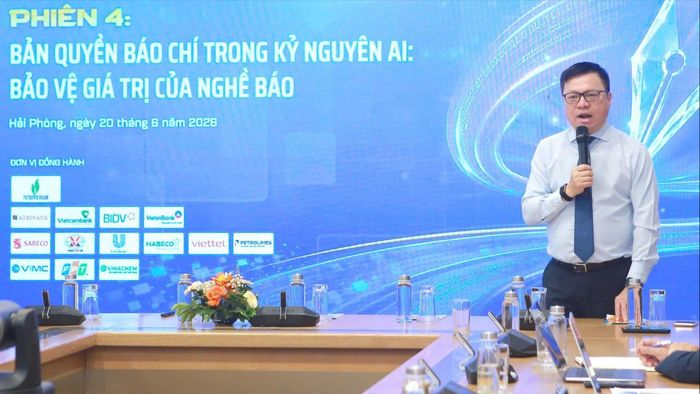 Nhà báo Lê Quốc Minh chia sẻ thông tin tại diễn đàn sáng 20-6. Ảnh: ĐỖ TRUNG