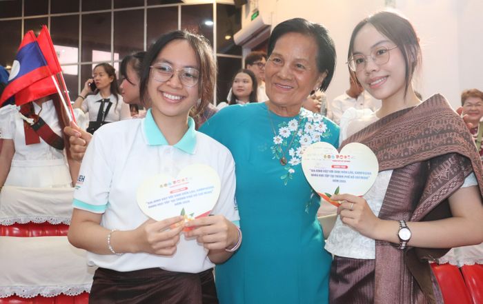 Đại diện các gia đình Việt và sinh viên quốc tế tham gia chương trình