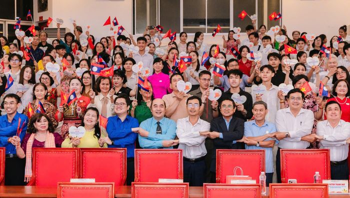 Đại biểu cùng các gia đình Việt và sinh viên Lào, Campuchia tại chương trình