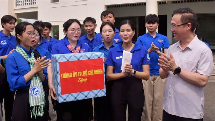 Đồng chí Đặng Minh Thông tặng quà đội hình “Mùa hè số” hỗ trợ người dân tại chợ Long Tân (xã Đất Đỏ)