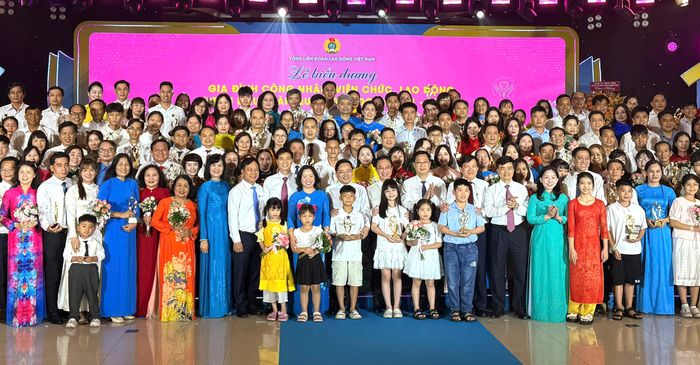 Đại biểu cùng các gia đình tiêu biểu tham gia chương trình
