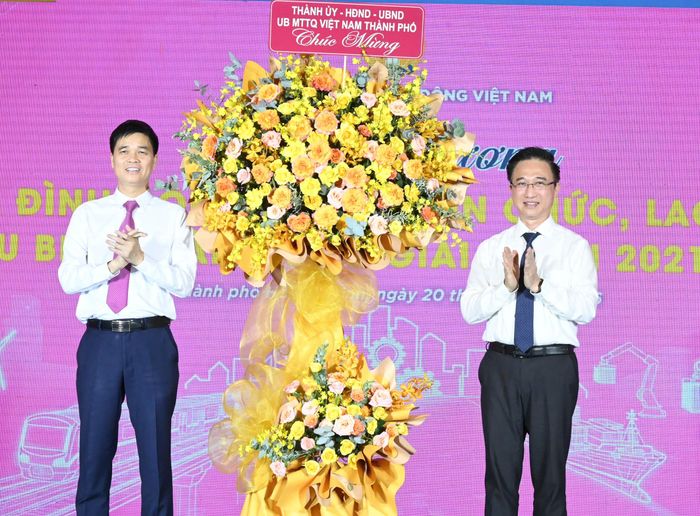 Phó Bí thư Thành ủy TPHCM Đặng Minh Thông tặng hoa chúc mừng Ngày Gia đình Việt Nam 28-6. Ảnh: VIỆT DŨNG