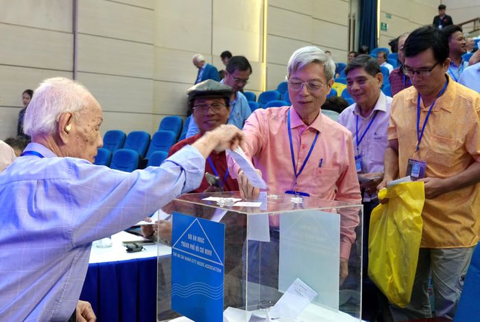  Các hội viên bỏ phiếu bầu Ban Chấp hành Hội Âm nhạc TPHCM, nhiệm kỳ 2026-2031. Ảnh: THÚY BÌNH 