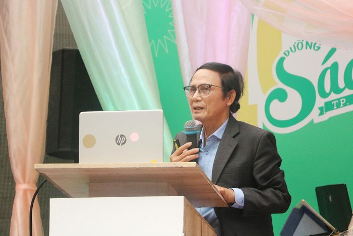  Giáo sư Huỳnh Quốc Thắng, Phó Chủ tịch Hiệp hội Du lịch TPHCM phát biểu tại tọa đàm 