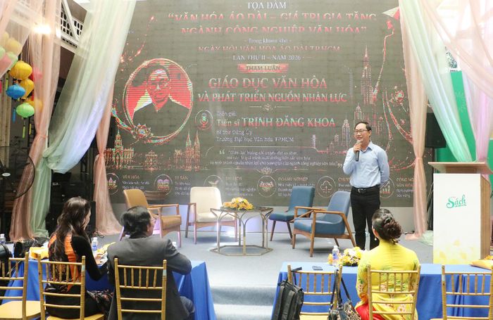  Giáo sư Trịnh Đăng Khoa, Bí thư Đảng ủy Trường Đại học Văn hóa TPHCM phát biểu 