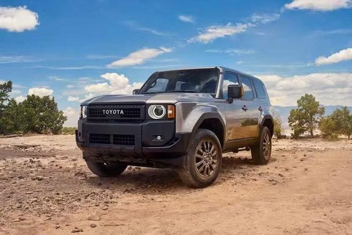 Toyota Land Cruiser 2027 có biến động trái chiều. Phiên bản tiêu chuẩn Land Cruiser 1958 tăng nhẹ 200 USD, lên 58.080 USD.