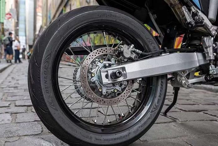 Ngoài ra, Suzuki DR-Z4SM 2026 còn được tích hợp hệ thống hỗ trợ lái Suzuki Intelligent Ride System (S.I.R.S) kết hợp cùng công nghệ ga điện tử Ride-by-Wire.