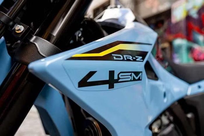 Mẫu supermoto mới của Suzuki sử dụng bộ vành nan hoa 17 inch cho cả bánh trước và sau, kết hợp với lốp trước kích thước 120/70R17 và lốp sau 140/70R17.