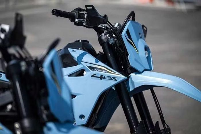Về thiết kế, Suzuki DR-Z4SM 2026 sở hữu diện mạo đặc trưng của dòng supermoto hiện đại với thân xe gọn gàng, đầu xe sắc sảo và tư thế ngồi cao. Ghi-đông bản rộng kết hợp cùng chiều cao yên lớn mang lại tư thế lái chủ động và khả năng kiểm soát tốt hơn.