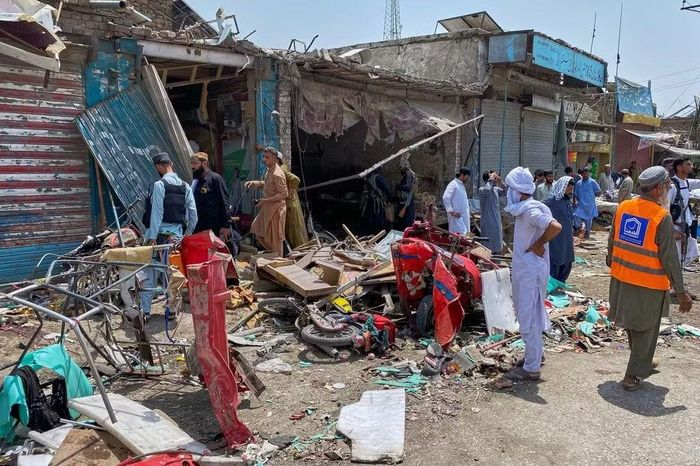 Hiện trường vụ đánh bom xe tại một khu chợ ở Sarai Norag thuộc Lakki Marwat, tỉnh Khyber Pakhtunkhwa của Pakistan, hồi tháng 5/2026. Ảnh: AP/Farhat Ullah.