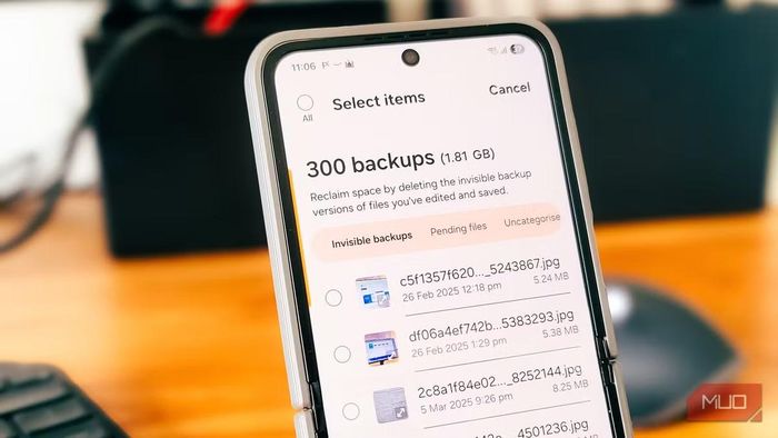 Khi kiểm tra mục “Tệp khác” (Other files) trong phần quản lý lưu trữ của Android, Rob phát hiện gần 12GB bộ nhớ trên chiếc Galaxy của mình đang bị chiếm dụng bởi các bản sao lưu trước chỉnh sửa được lưu giữ suốt nhiều năm sử dụng. (Ảnh: MUO)
