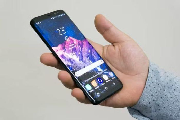 Đối với các thiết bị Samsung Galaxy, mỗi lần người dùng chỉnh sửa ảnh hoặc video rồi chọn tùy chọn “Lưu” thay vì “Lưu bản sao”, ứng dụng Bộ sưu tập vẫn tự động giữ lại tệp gốc nhằm phục vụ tính năng hoàn tác chỉnh sửa trong tương lai.
