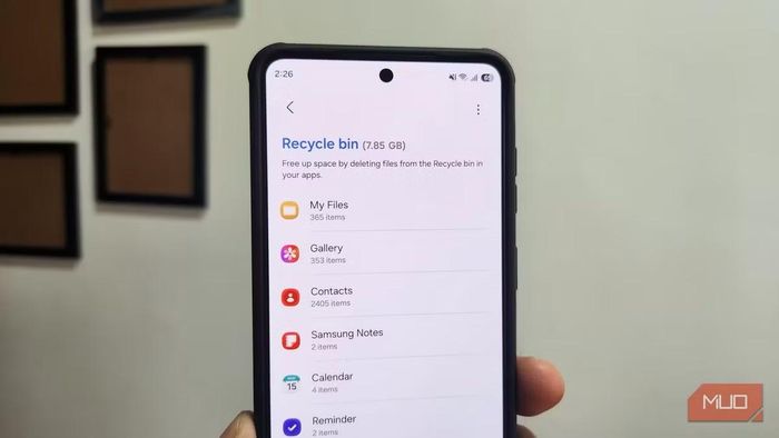 Việc dọn dẹp khá đơn giản khi người dùng chỉ cần truy cập phần lưu trữ, tìm đến mục chứa các bản sao lưu chỉnh sửa, chọn toàn bộ tệp và xóa, đồng thời lưu ý rằng các dữ liệu này sẽ bị xóa vĩnh viễn chứ không được chuyển vào thùng rác. (Ảnh: MUO)